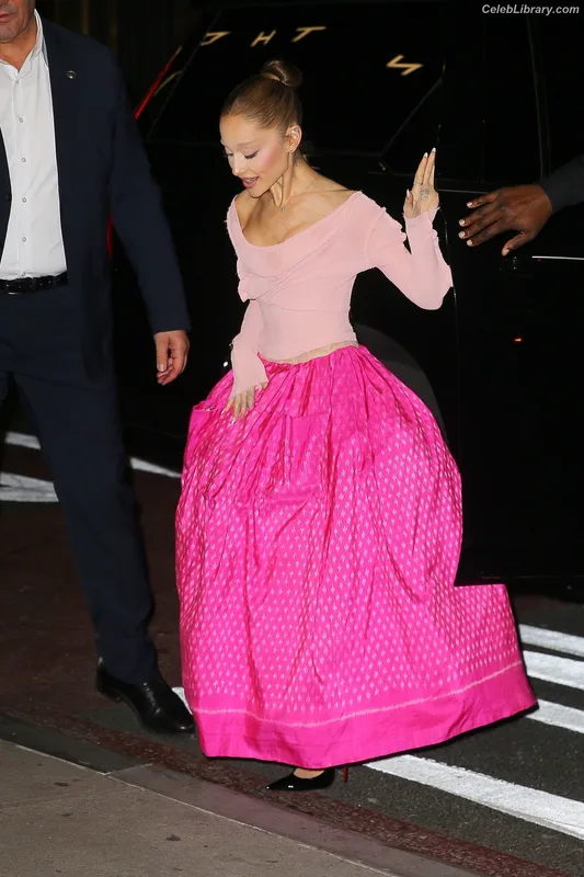 Ariana Grande photo 24 of 3118
