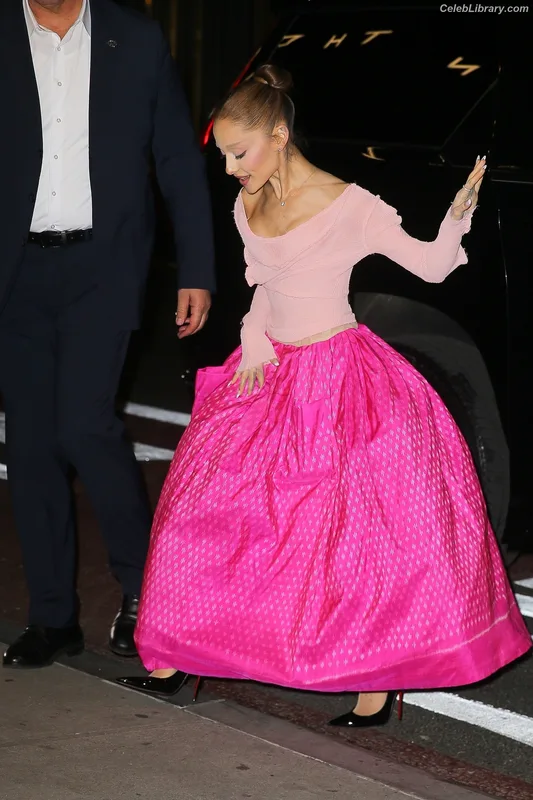 Ariana Grande photo 1 of 3118