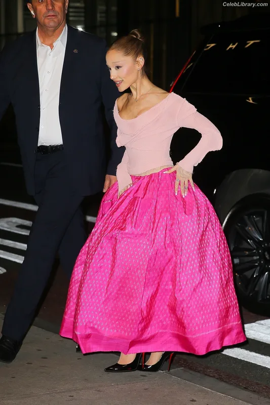 Ariana Grande photo 2 of 3118
