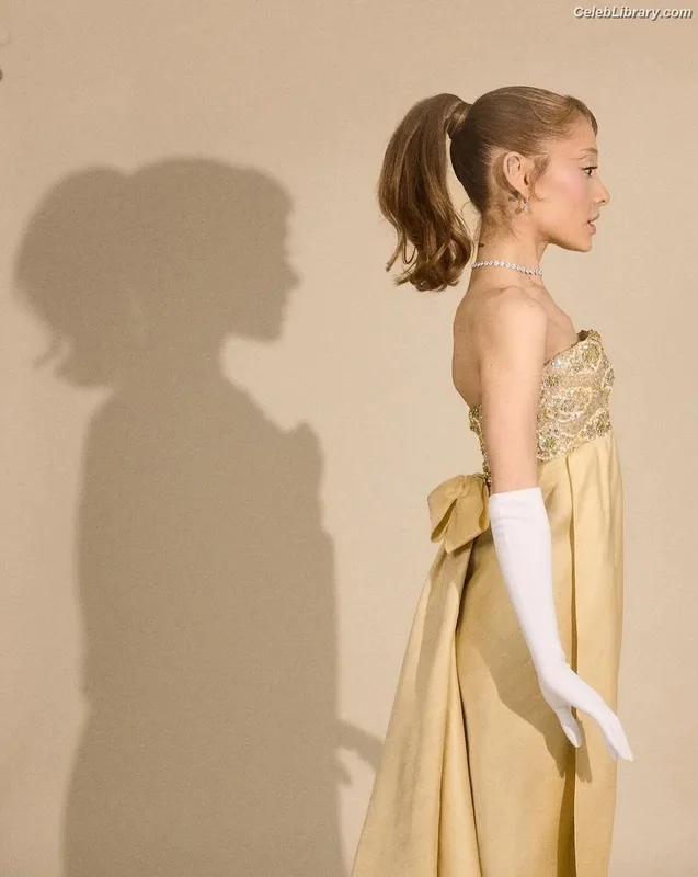 Ariana Grande photo 5 of 3118