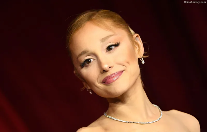 Ariana Grande photo 8 of 3118