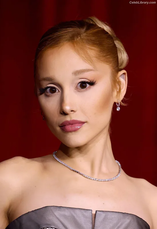 Ariana Grande photo 9 of 3118