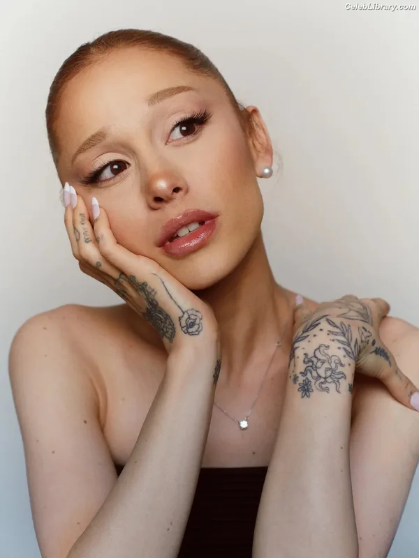 Ariana Grande photo 21 of 3118