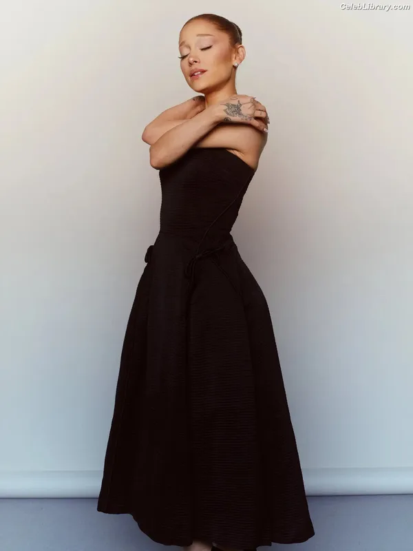 Ariana Grande photo 22 of 3118