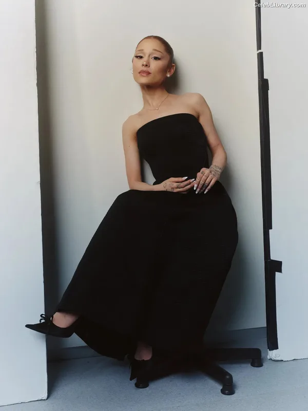 Ariana Grande photo 24 of 3118