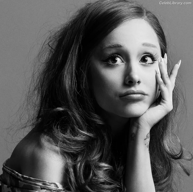 Ariana Grande photo 2 of 3118