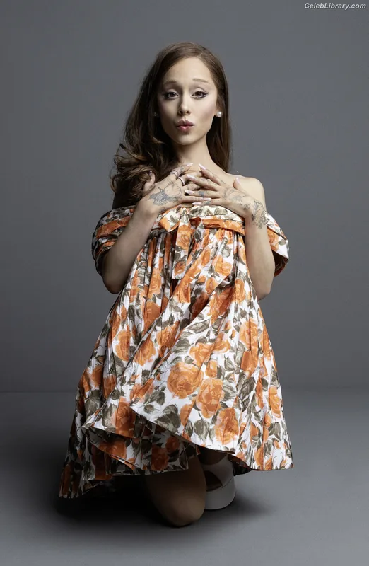 Ariana Grande photo 8 of 3118