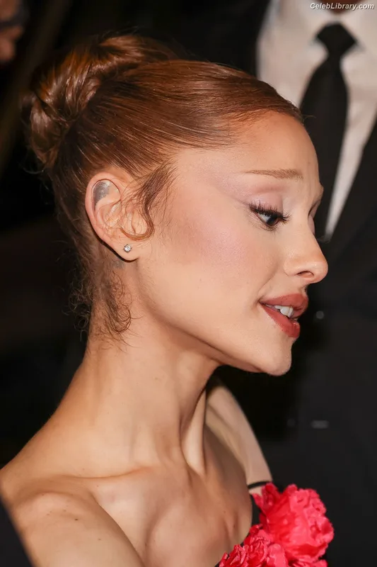 Ariana Grande photo 13 of 3118
