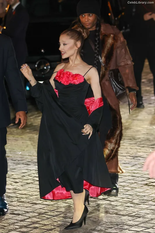 Ariana Grande photo 14 of 3118