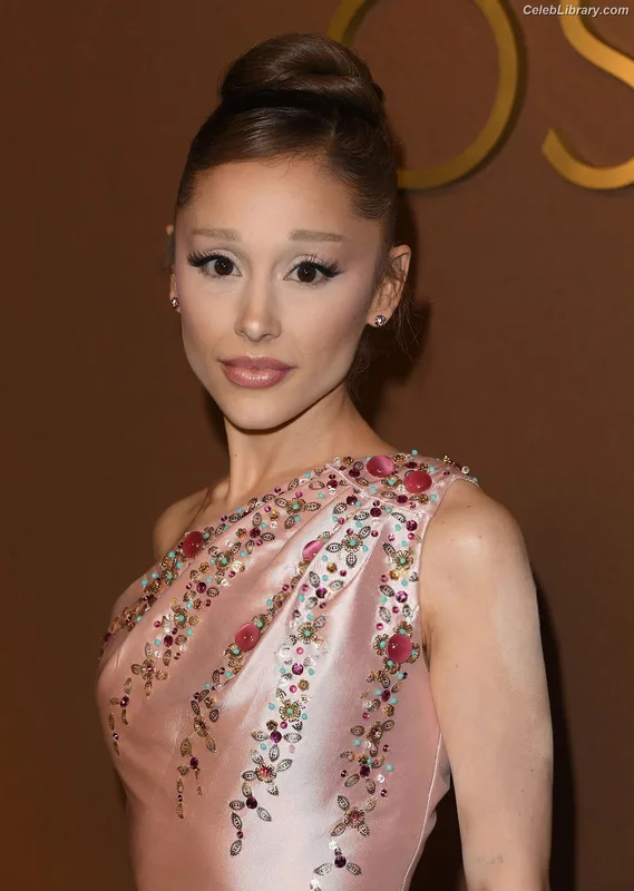 Ariana Grande photo 16 of 3118