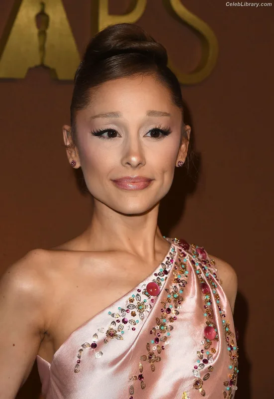 Ariana Grande photo 20 of 3118