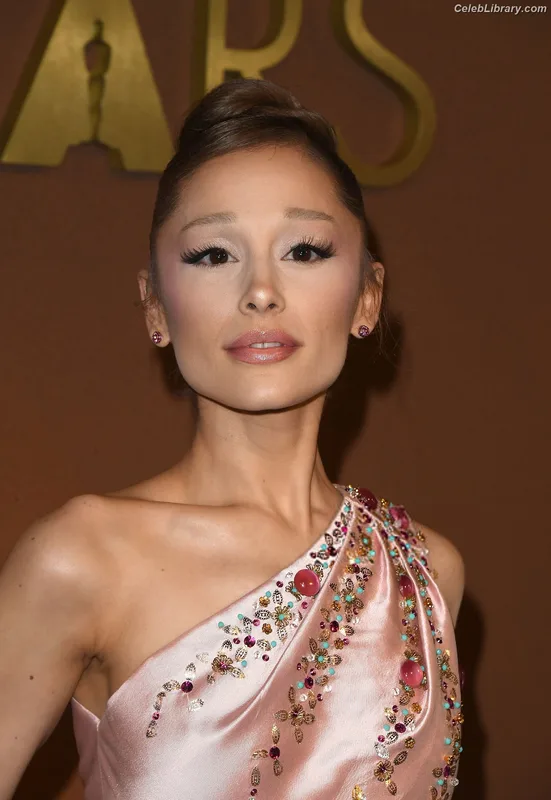 Ariana Grande photo 4 of 3118