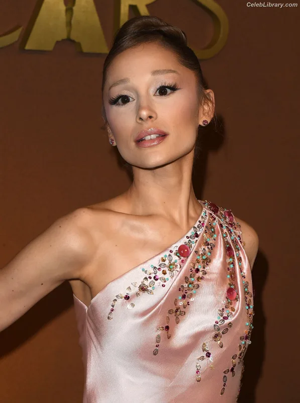Ariana Grande photo 13 of 3118