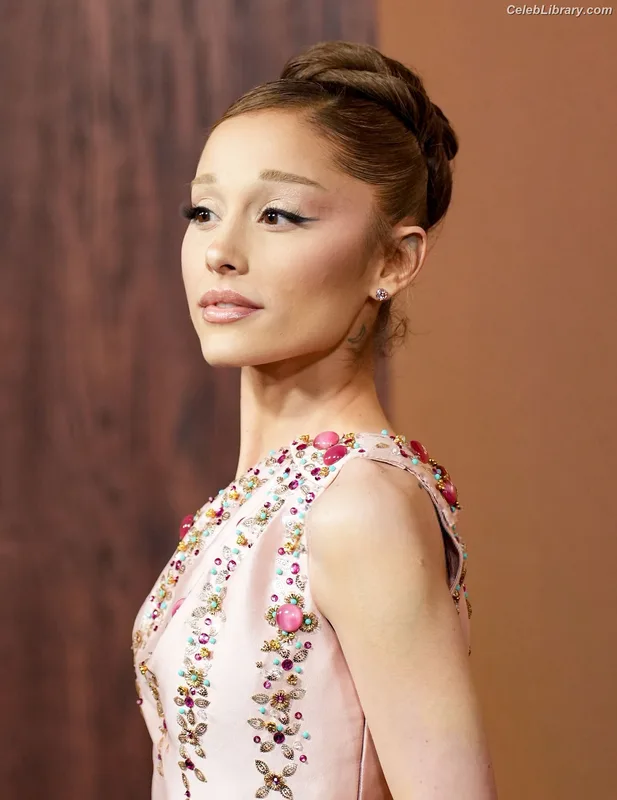 Ariana Grande photo 15 of 3118