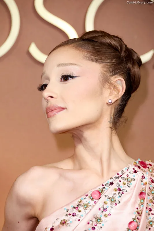 Ariana Grande photo 19 of 3118