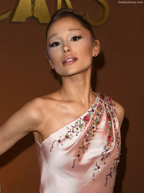 Ariana Grande photo 23 of 3118