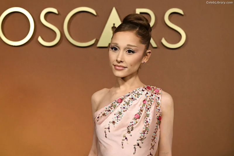 Ariana Grande photo 7 of 3118