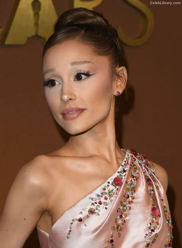 Ariana Grande photo 16 of 3118