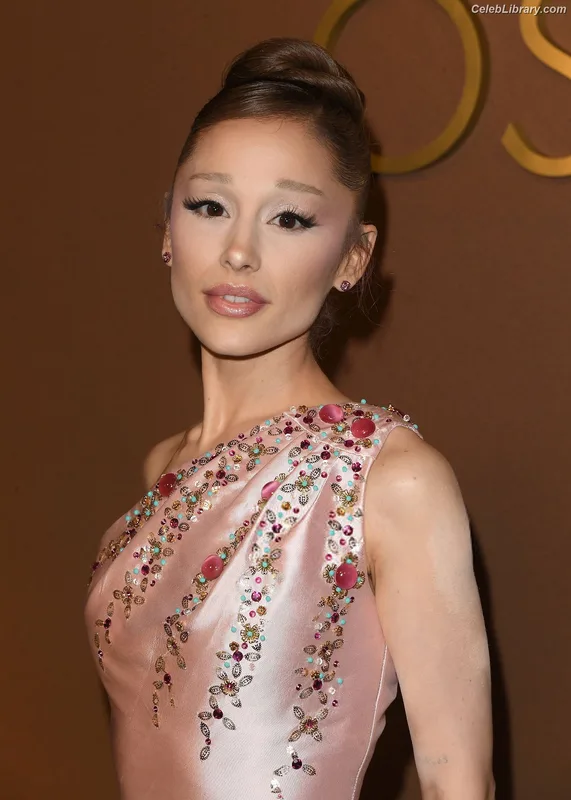 Ariana Grande photo 21 of 3118