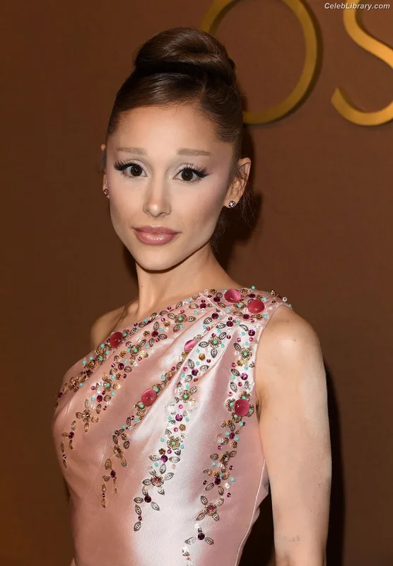 Ariana Grande photo 22 of 3118