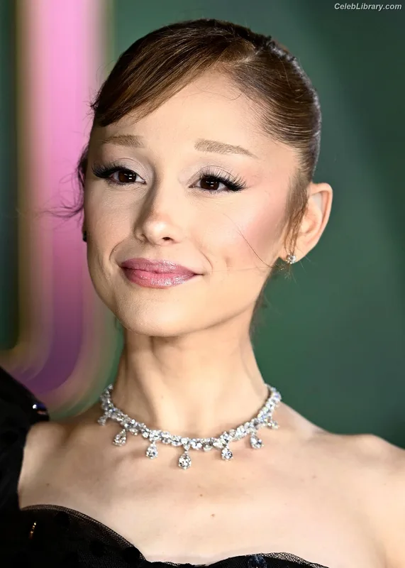 Ariana Grande photo 5 of 3118