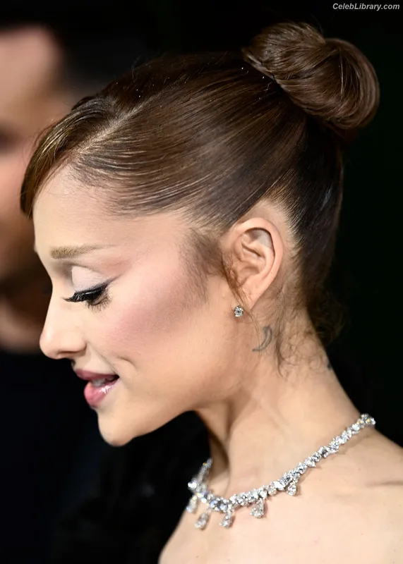 Ariana Grande photo 6 of 3118