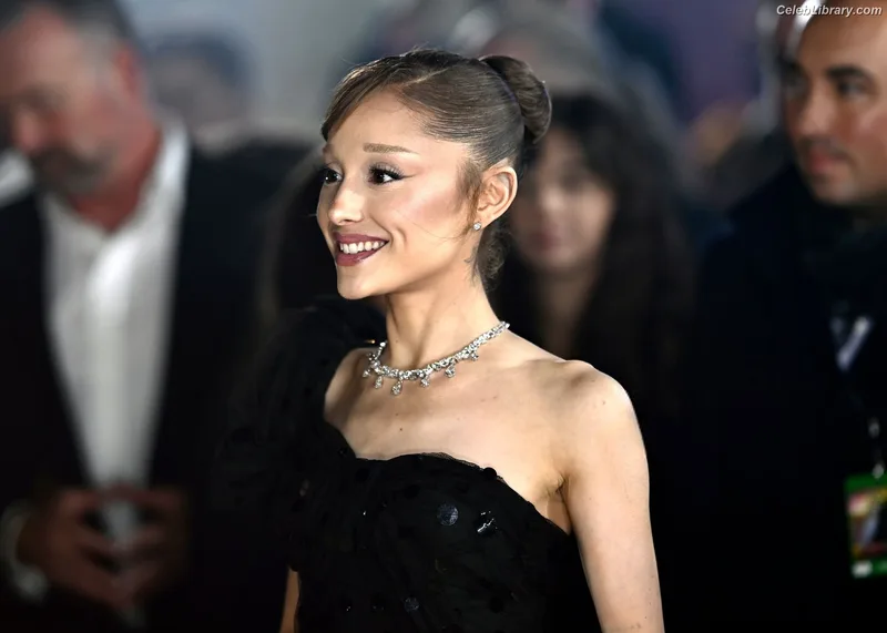Ariana Grande photo 7 of 3118