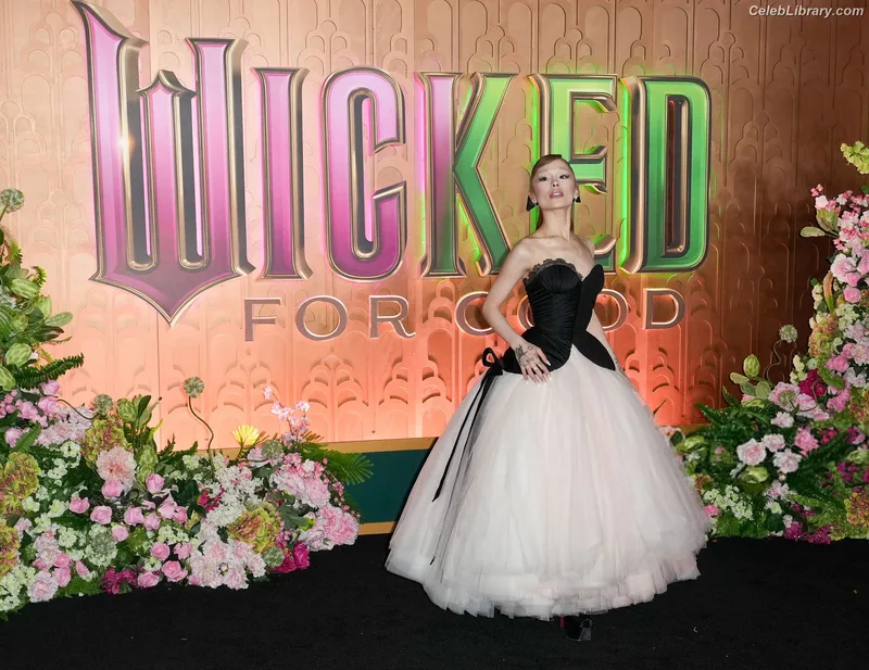 Ariana Grande photo 17 of 3118