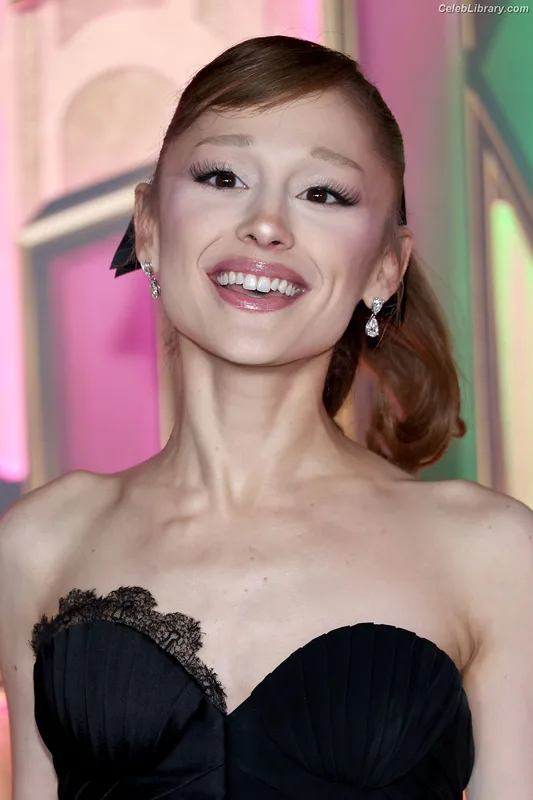 Ariana Grande photo 3 of 3118