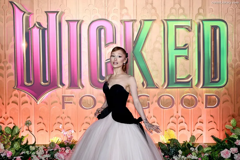 Ariana Grande photo 8 of 3118