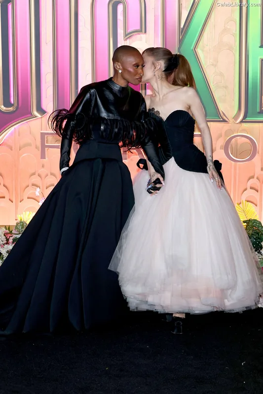 Ariana Grande photo 9 of 3118