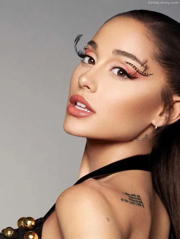 Ariana Grande photo 2 of 3118