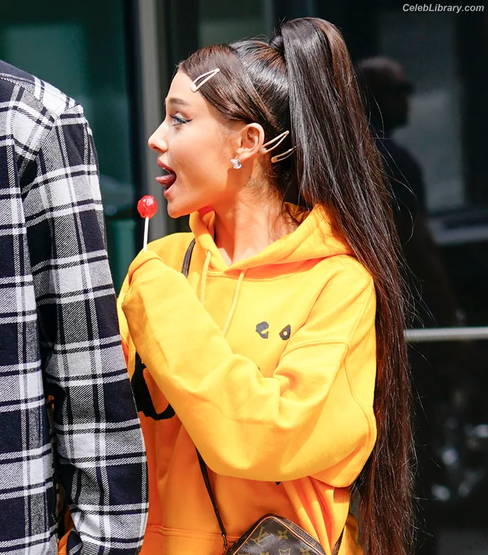 Ariana Grande photo 3 of 3118