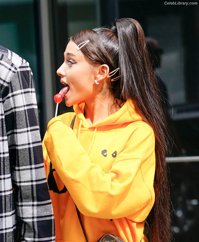 Ariana Grande photo 4 of 3118