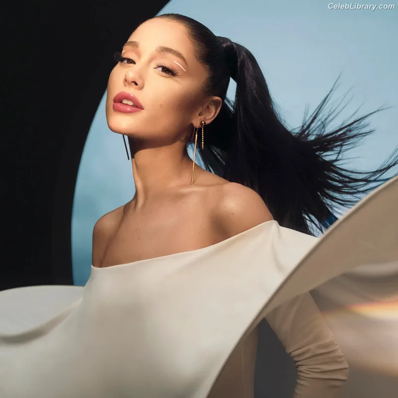Ariana Grande photo 7 of 3118
