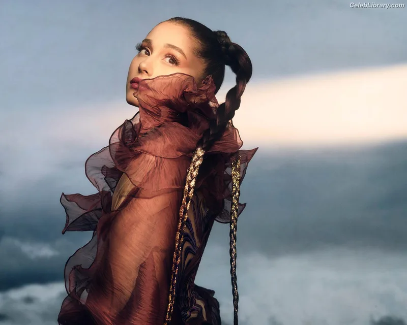 Ariana Grande photo 10 of 3118
