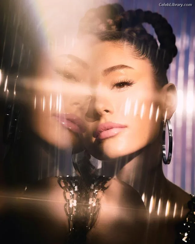 Ariana Grande photo 11 of 3118