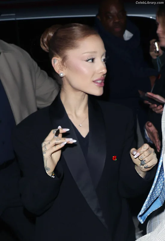 Ariana Grande photo 12 of 3118