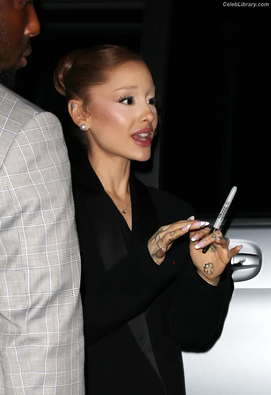 Ariana Grande photo 14 of 3118