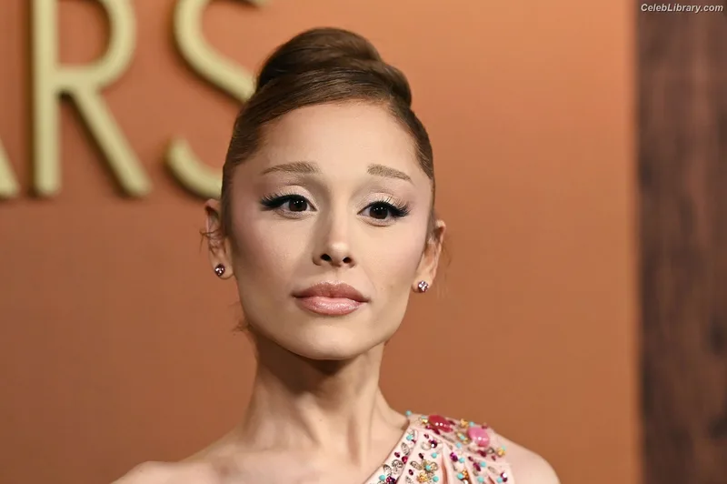 Ariana Grande photo 1 of 3118