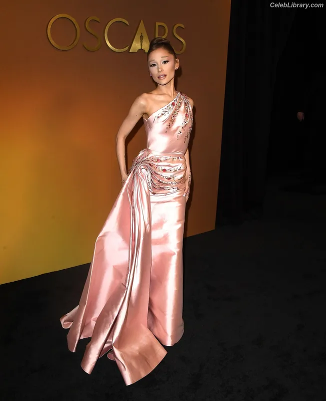 Ariana Grande photo 2 of 3118