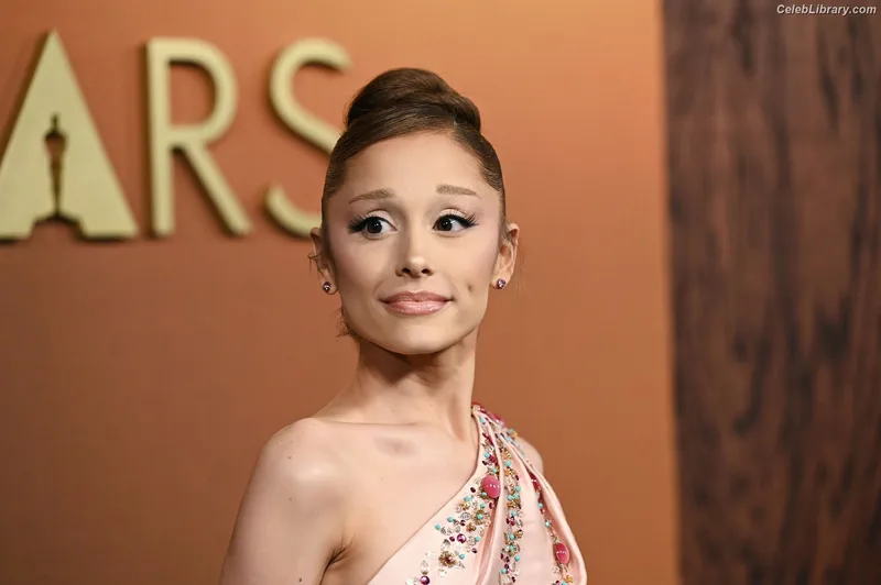 Ariana Grande photo 3 of 3118