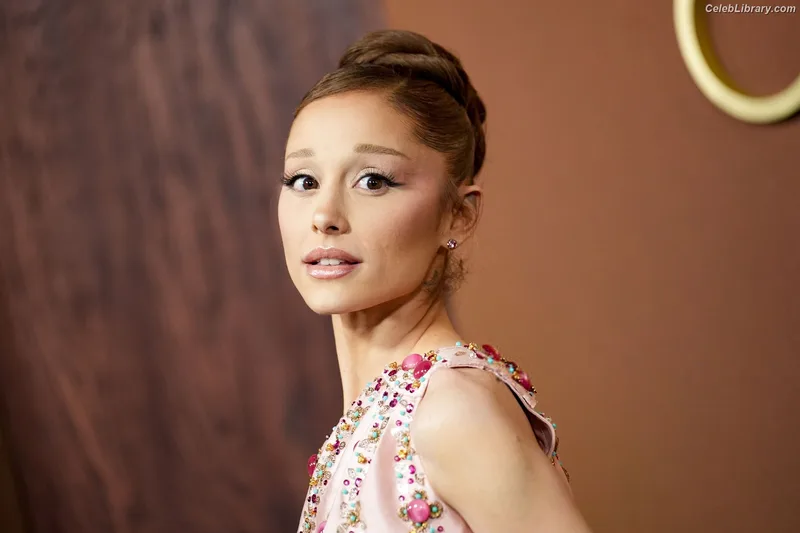 Ariana Grande photo 4 of 3118