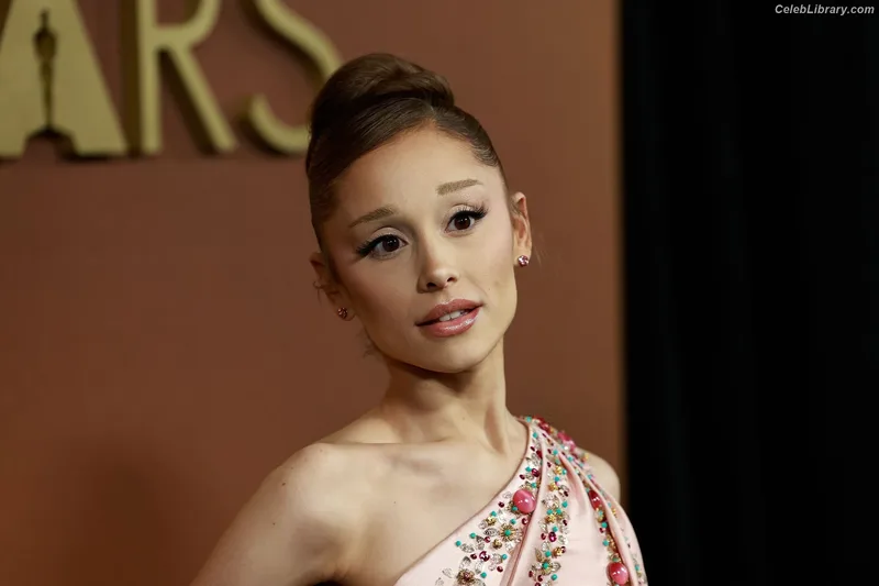 Ariana Grande photo 6 of 3118