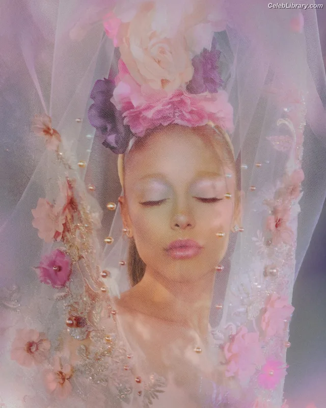 Ariana Grande photo 16 of 3118