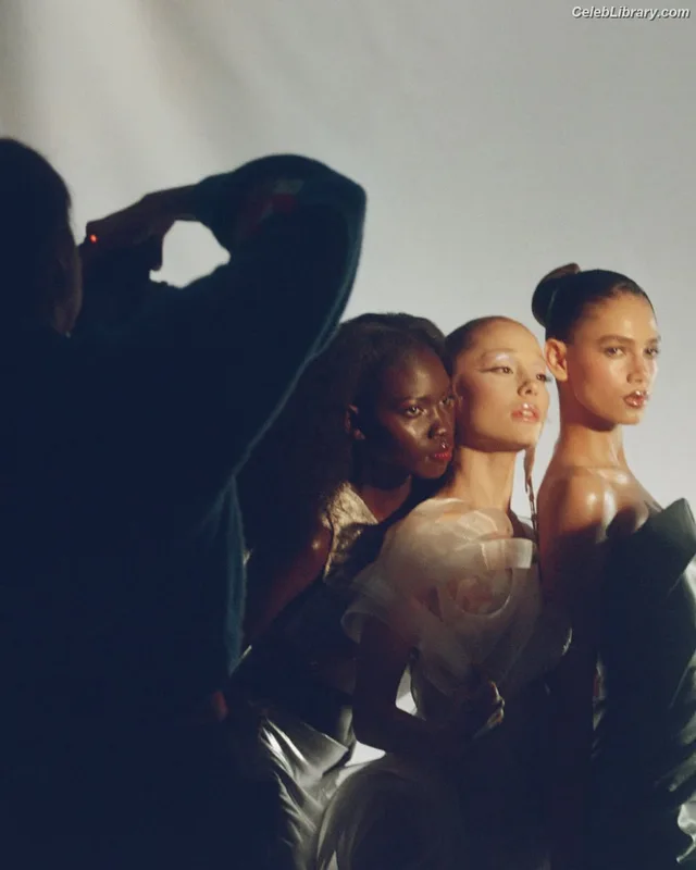 Ariana Grande photo 19 of 3118