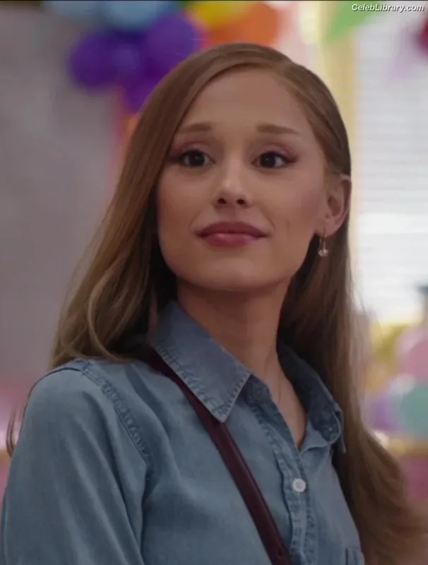 Ariana Grande photo 2 of 3118