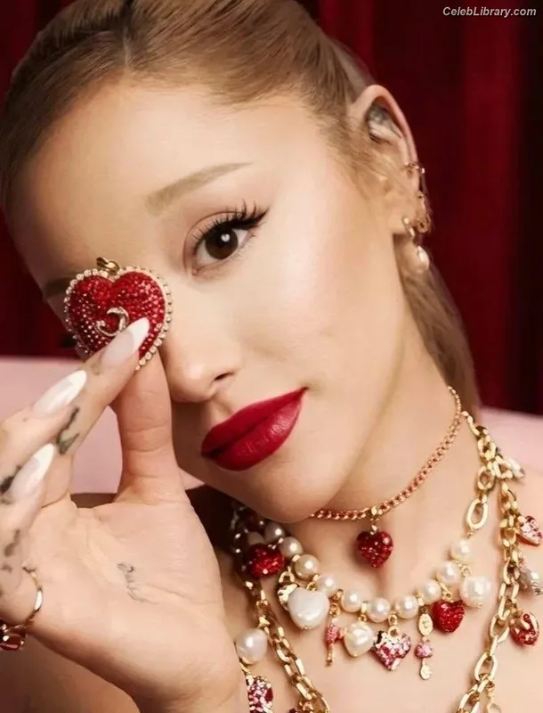 Ariana Grande photo 9 of 3118