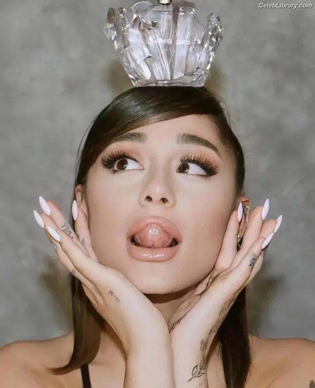 Ariana Grande photo 10 of 3118