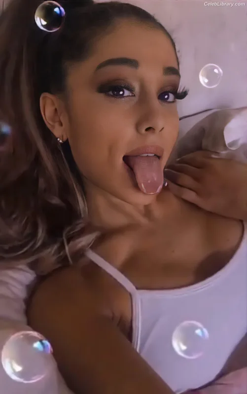 Ariana Grande photo 11 of 3118